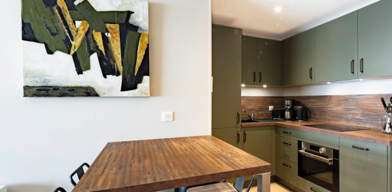 Travaux pour rénover et aménager nouvelle cuisine avec coin repas tons bois et vert amande