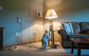 Prévenir les accidents domestiques découvrez les mesures essentielles pour protéger vos enfants des risques électriques à la maison.