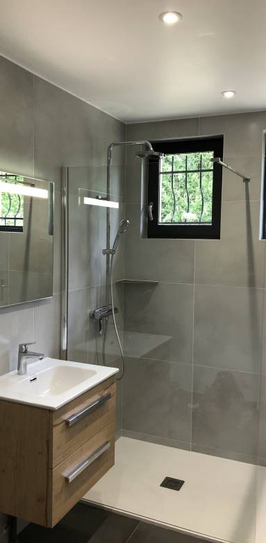 douche installée dans une salle de bain par La Maison Des Travaux Grésivaudan
