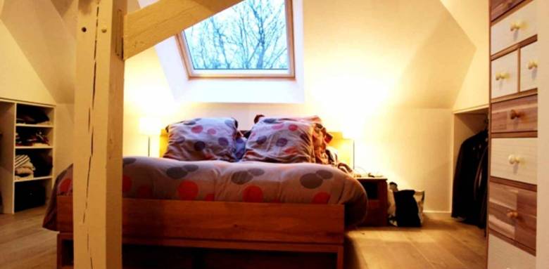 Lit sous fenêtre de toit - Nantes 44