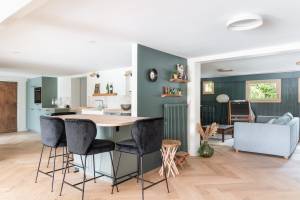 Ouvrir les espaces : comment transformer une maison cloisonnée en intérieur lumineux