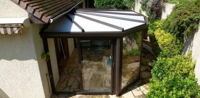 Véranda en épi avec panneaux toiture sandwich