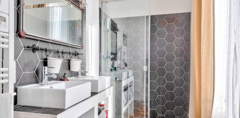  Salle d'eau d'une suite parentale à Grosrouvre