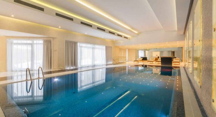 Un espace aquatique avec piscine et spa : un plus pour les hôteliers !