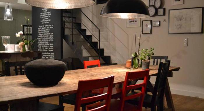 Cuisine salle à manger avec mobilier et suspensions industriels -