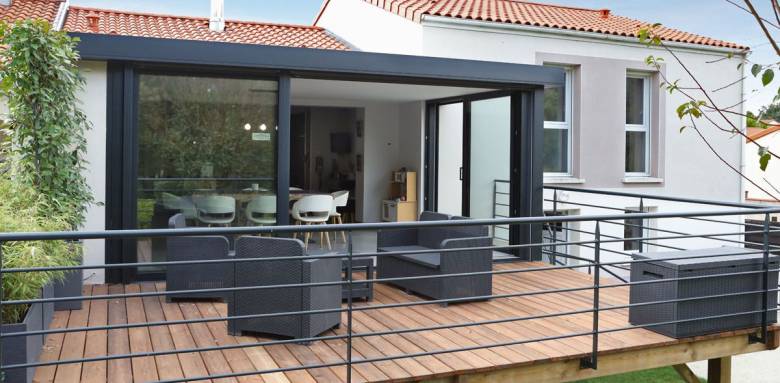 Aménager une véranda est l’un de ces projets de vie que tant de foyers rêvent de concrétiser. Découvrez comment choisir une structure qui répondra à vos aspirations.