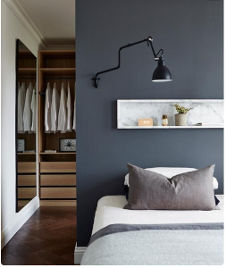 Dressing  ouvert derrière lit