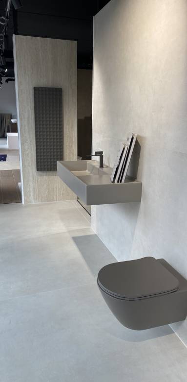 Sèche serviette design assorti au coloris de la salle de bain 