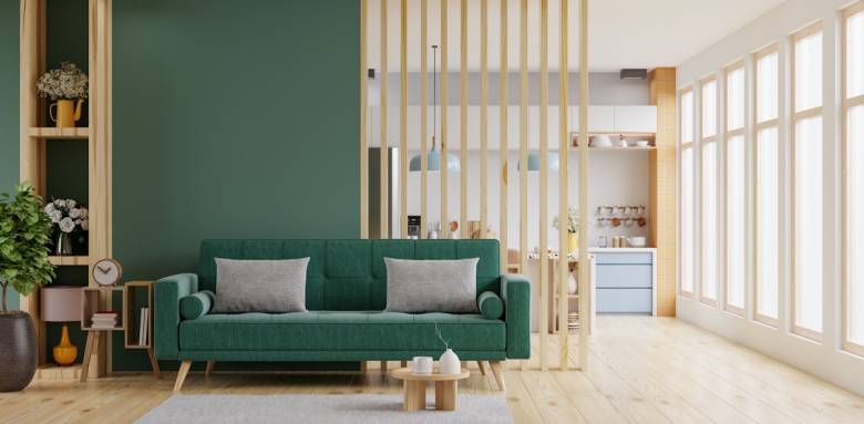 Séjour lumineux avec cloison amovible claustra en bois 