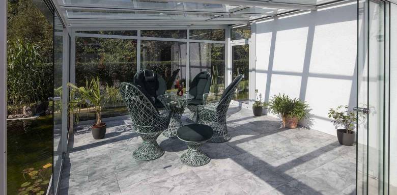 jardin d'hiver plantes et fauteuils