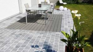 Terrasse en pierre naturelle avec centre bois composite