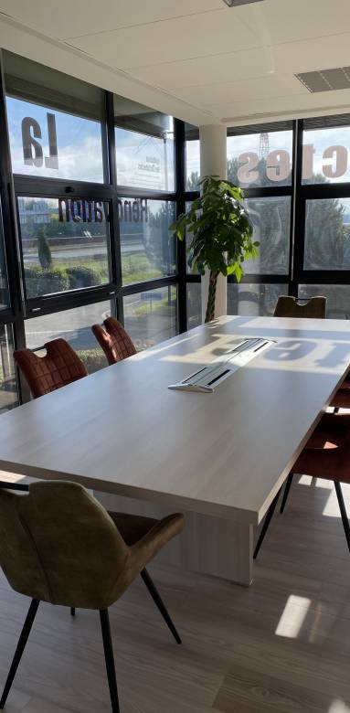 Espace de travail dans les bureaux de l'agence La Maison Des Travaux de Montauban 82