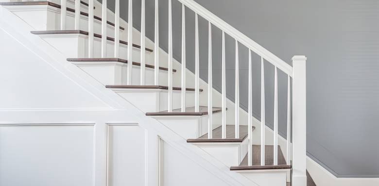 Une rampe d'escalier en bois.