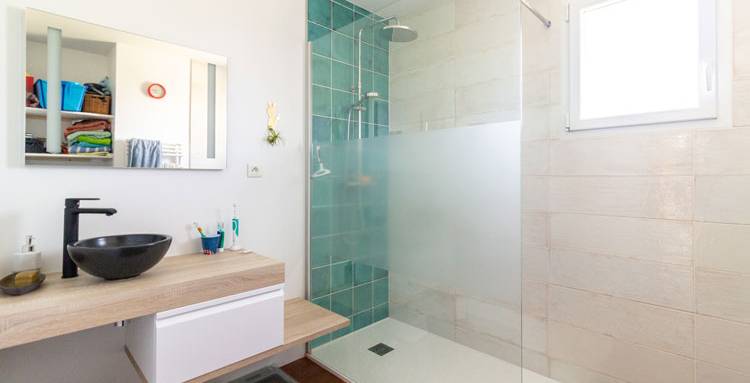 Salle d'eau avec receveur extra plat et meuble vasque suspendu