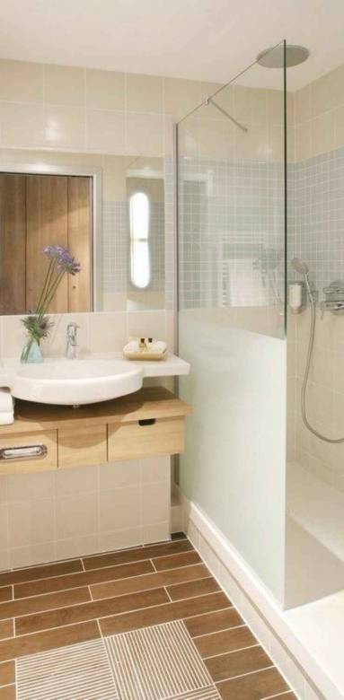 Petite salle de bain avec vasque sur meuble rangement et douche à l'italienne