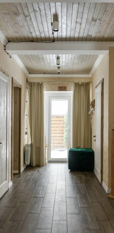 Vaste couloir rénové dans une maison ancienne Bourdonné