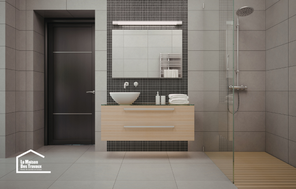 Aménagement d'une salle de bain accessible et moderne avec douche à l'italienne et accessoires ergonomiques
