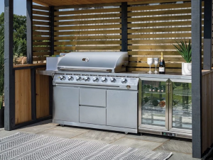 Très belle cuisine extérieure, avec barbecue plancha intégrée