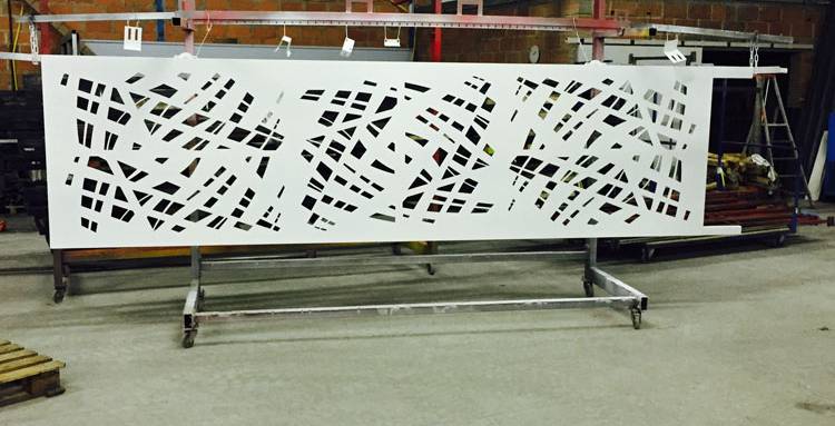Travaux de percées au laser d'un portail coulissant en atelier