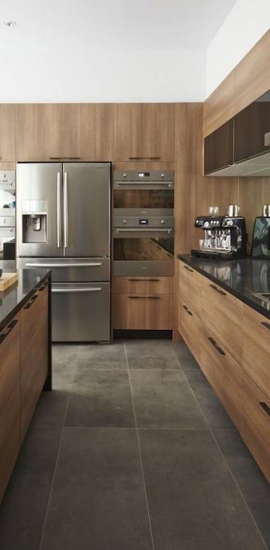 Cuisine avec îlot central et mobilier en bois - Hyères 83