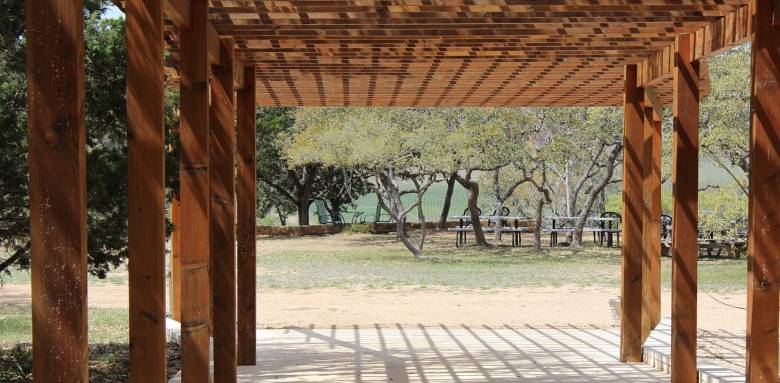 Comment faire une terrasse couverte avec une pergola ? Les idées de La Maison Des Travaux