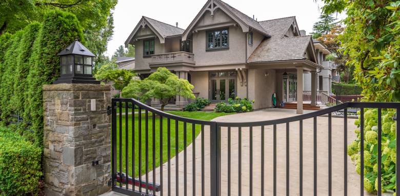 Portail motorisé d'une belle maison dans l'Orne