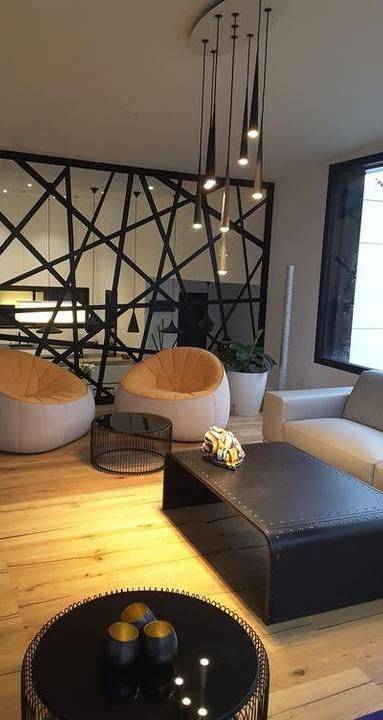 Tendances déco 2022 - salon avec table basse revêtue de cuir - Bouc-Bel-Air-13