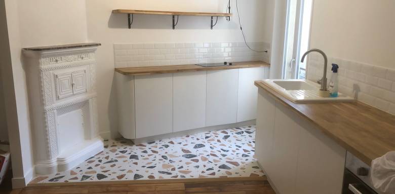 Un carrelage imitation terrazzo dans cet appartement à La Queue lez yvelines