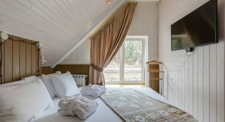 Chambre d'hôtel mansardée fraichement rénovée