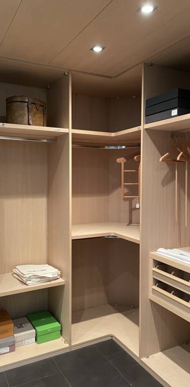 Dressing ouvert sur mesure dans pièce aveugle