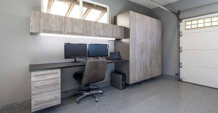 Bureau aménagé dans un garage