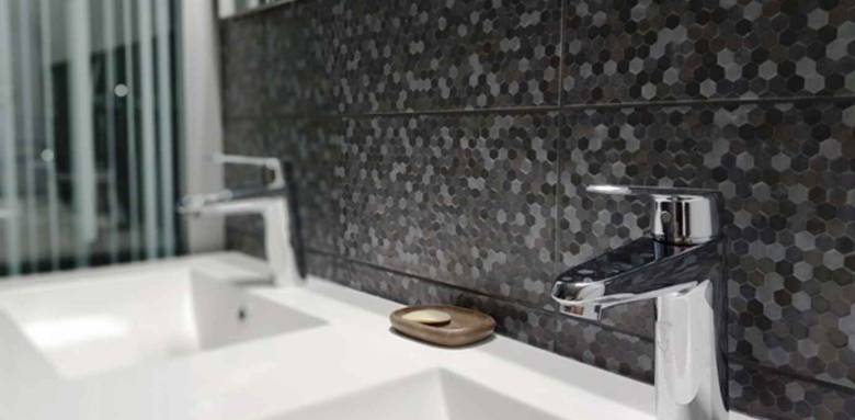 Rénovation de salle de bain avec mosaïque à Saint-Cloud 