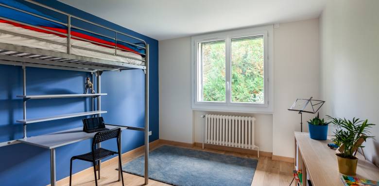 Un lit mezzanine qui permet de gagner de l'espace pour le coin bureau
