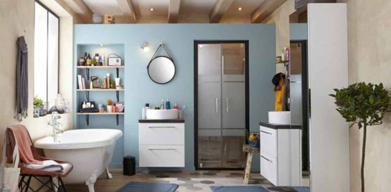 salle de bain familiale avec  espaces rangement