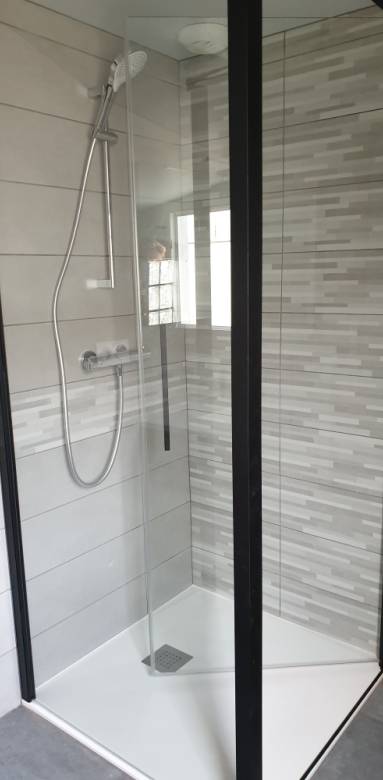 Fin de travaux pour salle de bain buanderie appartement par une douche à l'italienne receveur extra plat et protections vitrées coulissantes