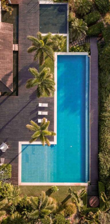 Une piscine spacieuse en L 