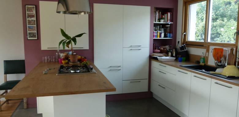 Cuisine contemporaine et plan de travail bois