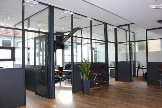 Installer des vitres pour cloisonner les espaces de son entreprise à Paris 