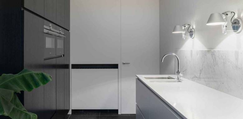 Cuisine épurée en noir et blanc - Monceau Paris