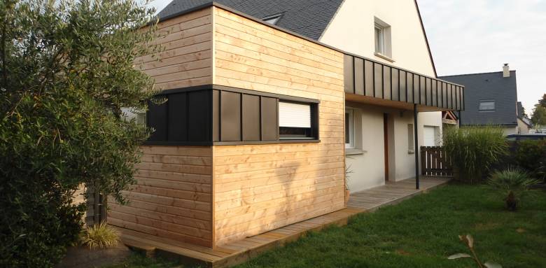 Extension de maison à toit plat bois et zinc