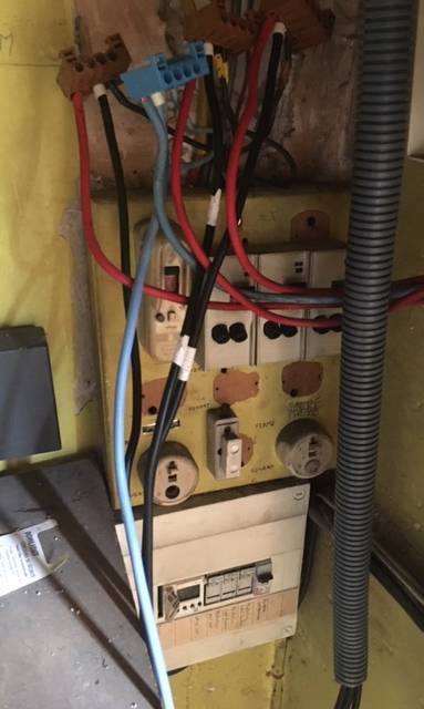 Ancien tableau électrique dans magasin à Nantes - 44