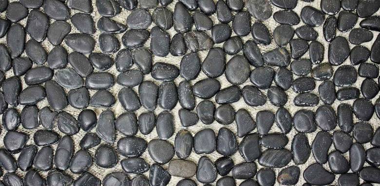 Exemple mur galets noirs vu proche