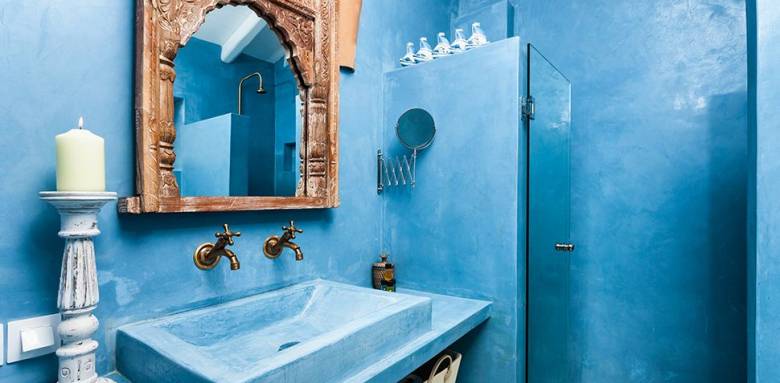 Salle de bains en tadelakt coloris bleu