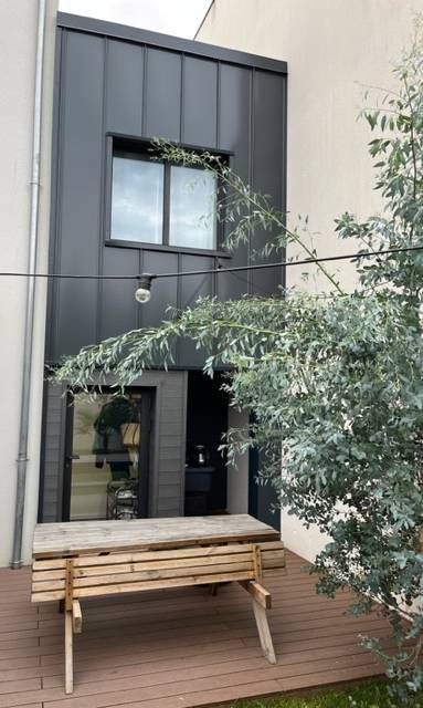 Surélévation ossature bois avec bardage zinc quartz à joints debouts à Nantes  - 44