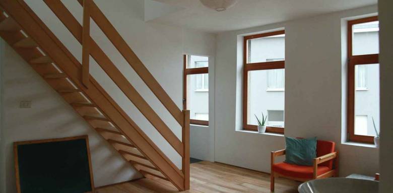 Un escalier en bois décoré par un cadre 