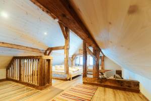 Chambre mansardée aménagée dans les combles