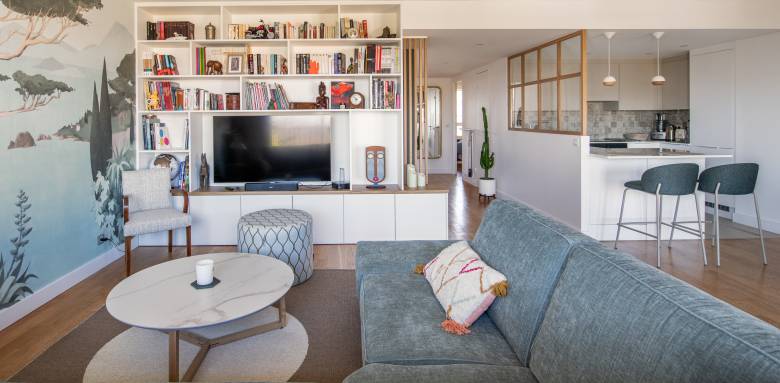 Gain de place grâce aux choix des meubles pour un studio du 8e arrondissement