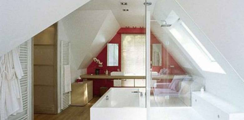 Un autre exemple, cette fois-ci sous un toit mansardé