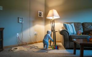 Prévenir les accidents domestiques découvrez les mesures essentielles pour protéger vos enfants des risques électriques à la maison.