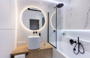 Les solutions pour agrandir visuellement sa salle de bain